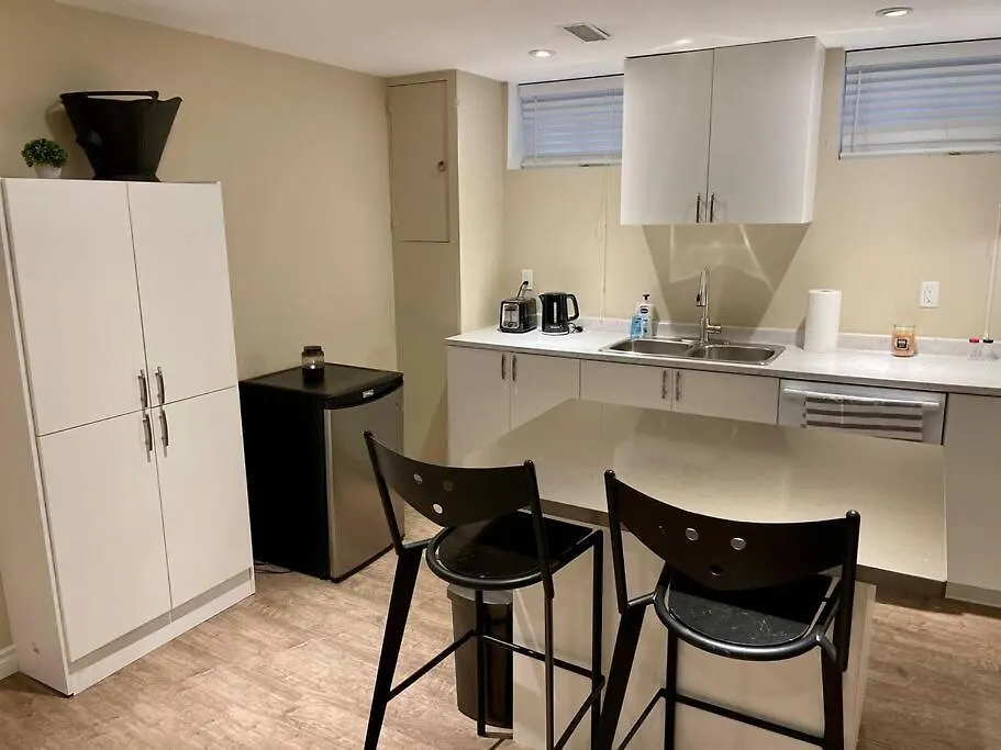 Charming 2-Bdr Apt, Private Entrance, Self Check-In Apartment Toronto Canada