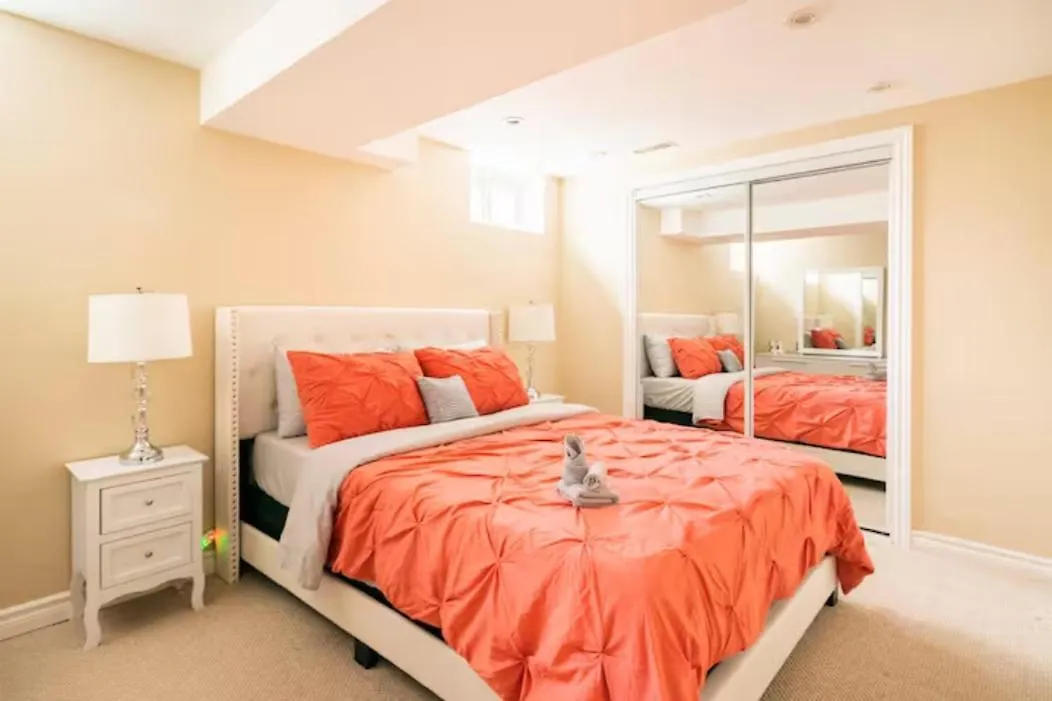 Charming 2-Bdr Apt, Private Entrance, Self Check-In Apartment Toronto