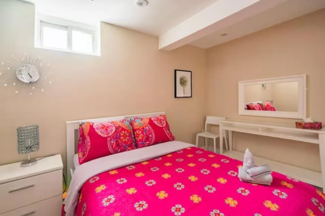 Charming 2-Bdr Apt, Private Entrance, Self Check-In Apartment Toronto Canada
