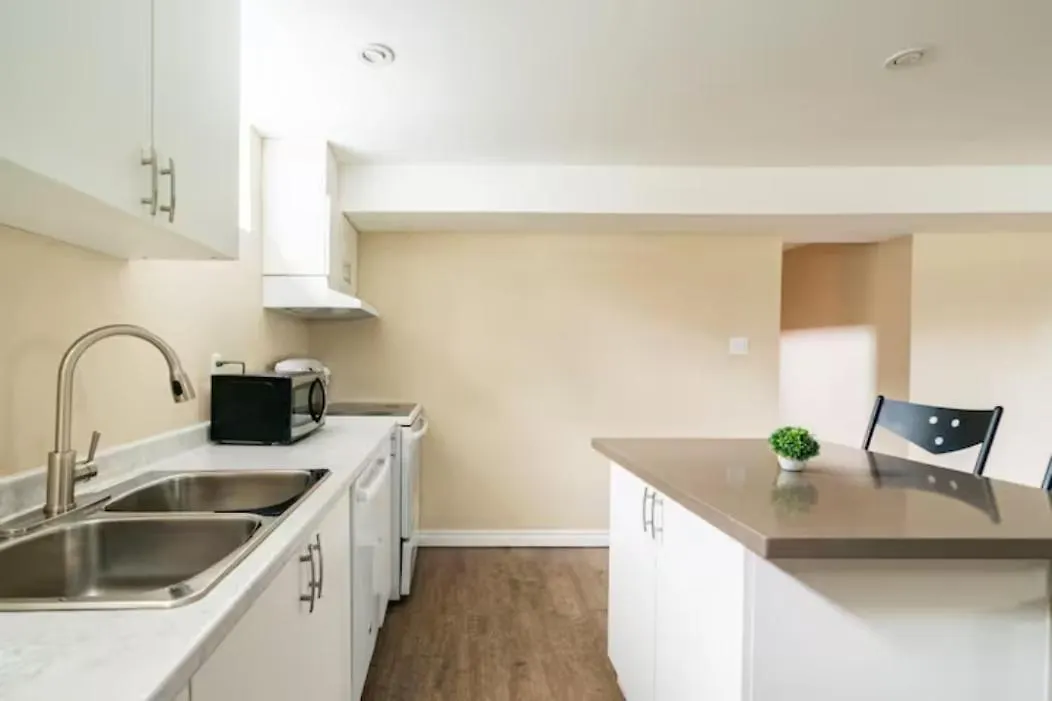Charming 2-Bdr Apt, Private Entrance, Self Check-In Apartment Toronto Canada