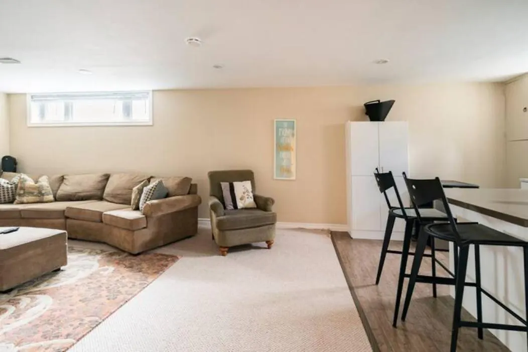 Charming 2-Bdr Apt, Private Entrance, Self Check-In Apartment Toronto Canada