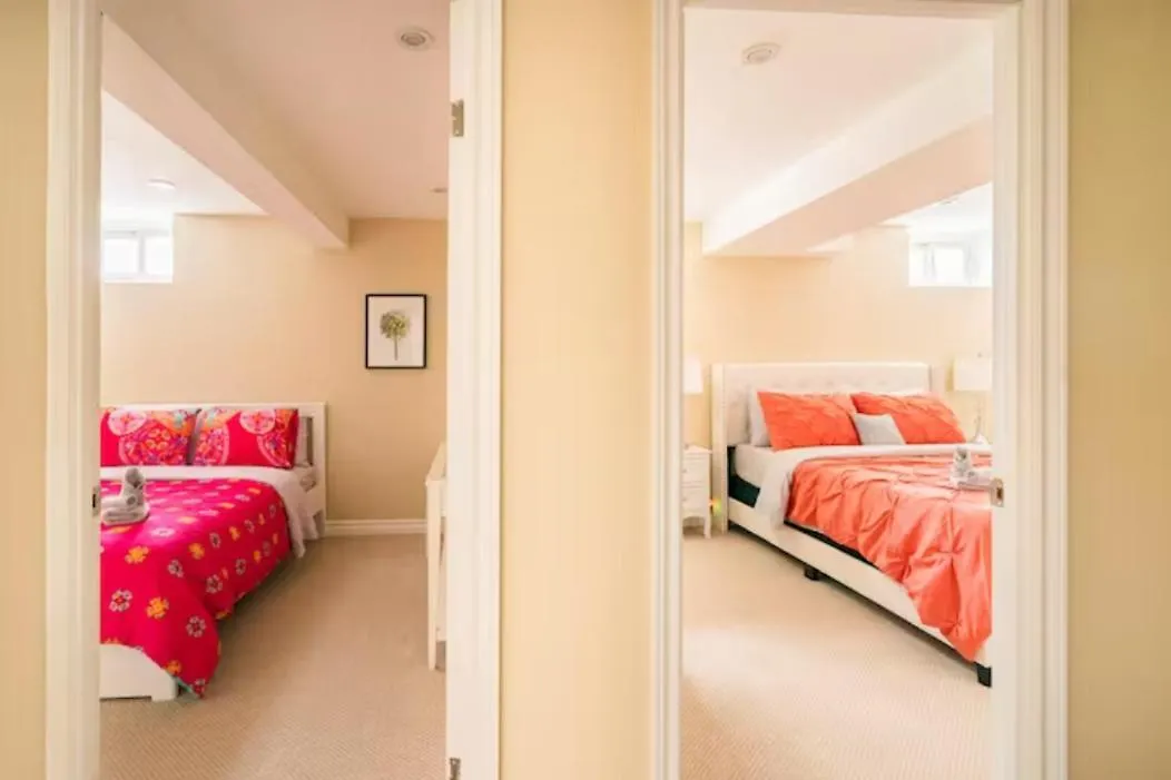 Charming 2-Bdr Apt, Private Entrance, Self Check-In Apartment Toronto Canada