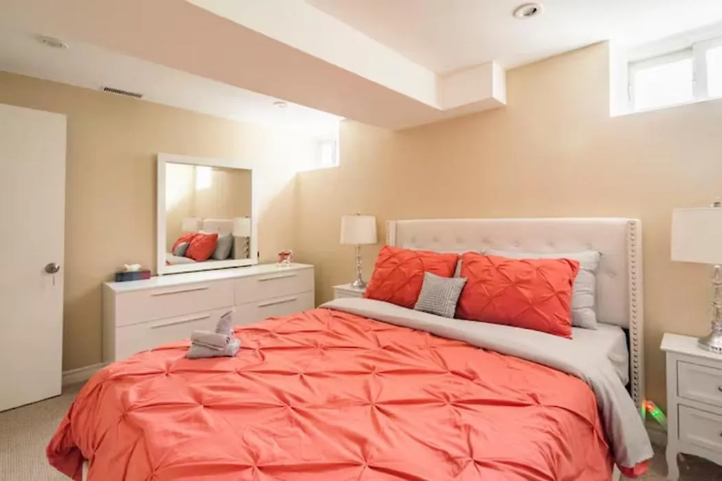 Charming 2-Bdr Apt, Private Entrance, Self Check-In Apartment Toronto