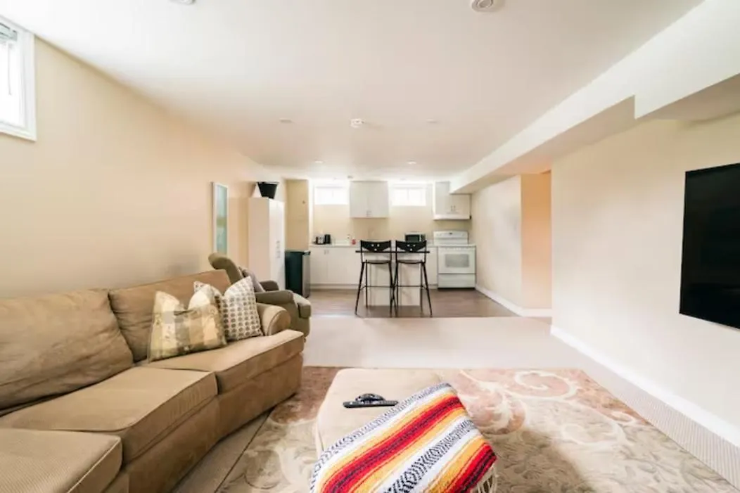 Charming 2-Bdr Apt, Private Entrance, Self Check-In Apartment Toronto