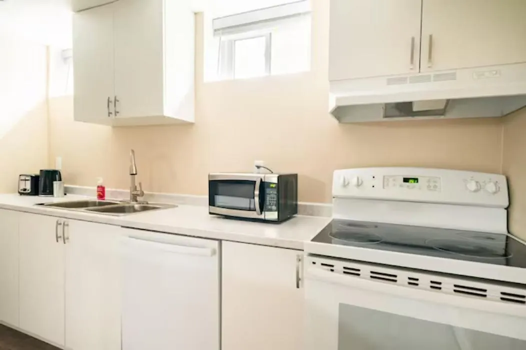 Charming 2-Bdr Apt, Private Entrance, Self Check-In Apartment Toronto